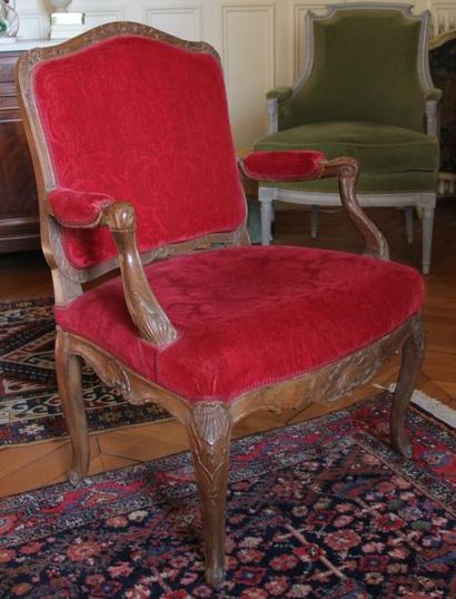 Fauteuil à dossier plat en bois naturel mouluré...